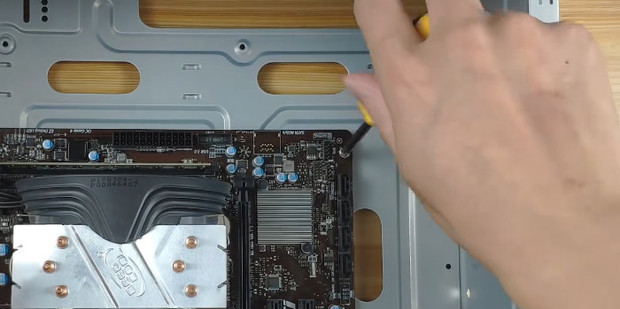 自己装主机如何配置主板