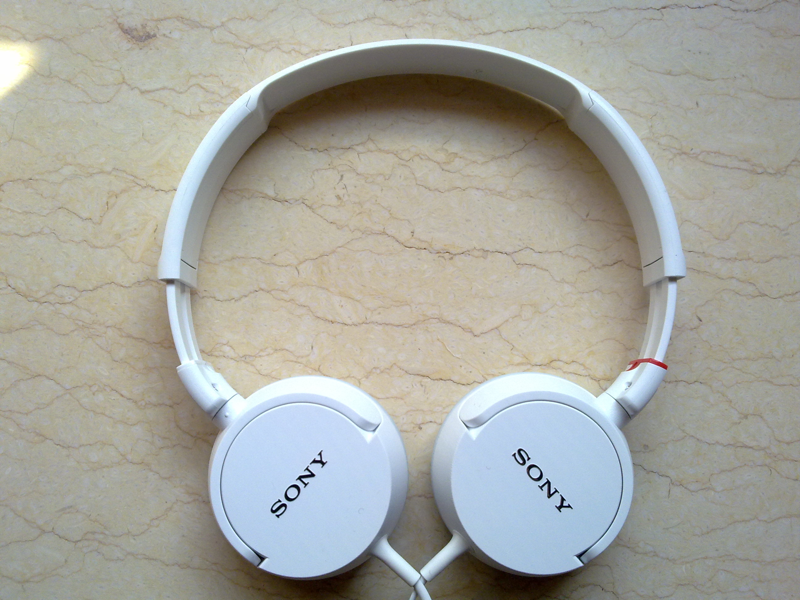 耳机不插主机后面能讲话吗