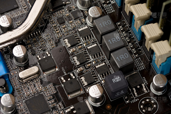 电脑主机里面都有什么东西吗