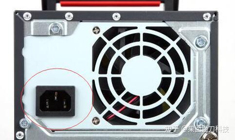 台式主机后面是三个接口